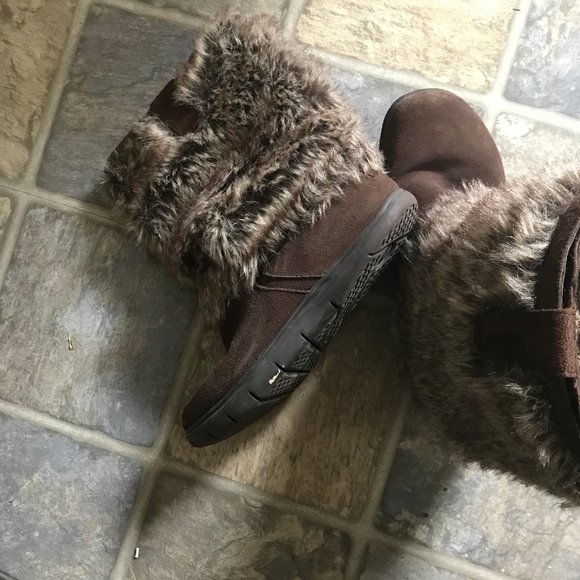 Brown suede boots - Picture 2 of 3